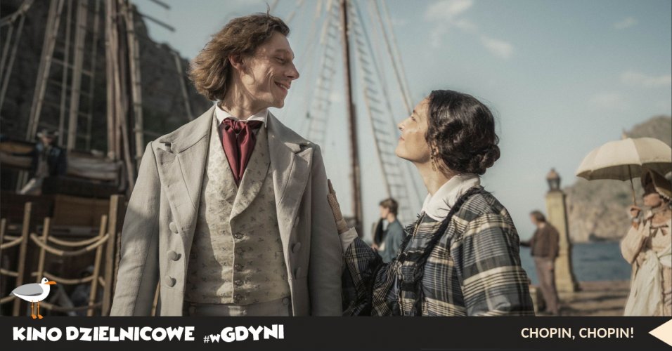 Kadr z filmu „Chopin, Chopin!”, aktorzy na tle statku.