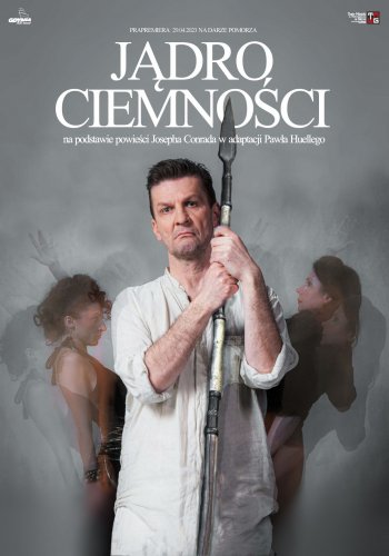 Plakat promujący spektakl Jądro Ciemności, aktor w białym stroju trzyma włócznie. W tle - tańczące kobiety.