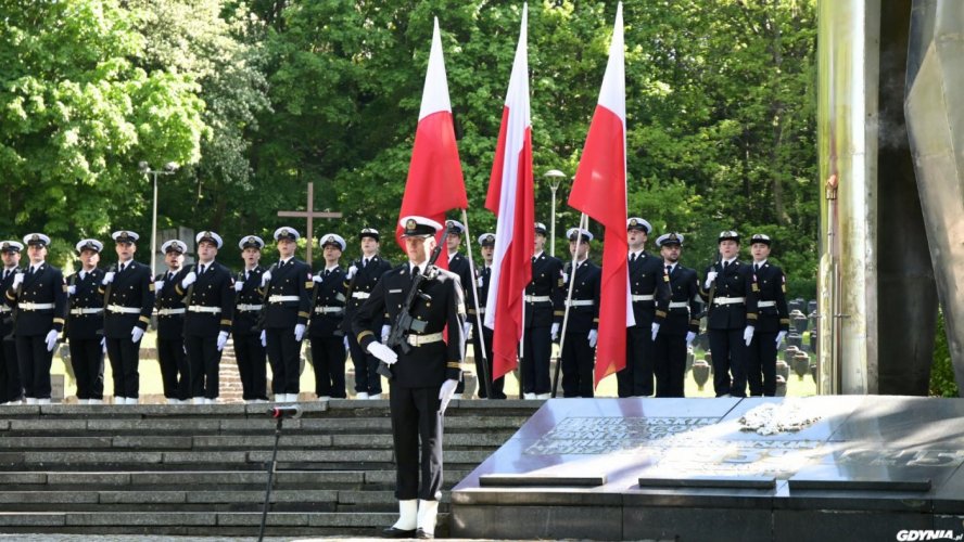 Posterunek honorowy przed pomnikiem Obrońców Wybrzeża na Cmentarzu Wojennym w Redłowie podczas uroczystości z okazji 79. rocznicy zakończenia II wojny światowej (fot. Dominika Sobiech)