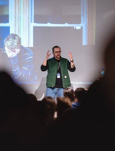SCIENCE CAFE 2.0. Smartfonowa dystopia. Jak technologia przejęła naszą uwagę?