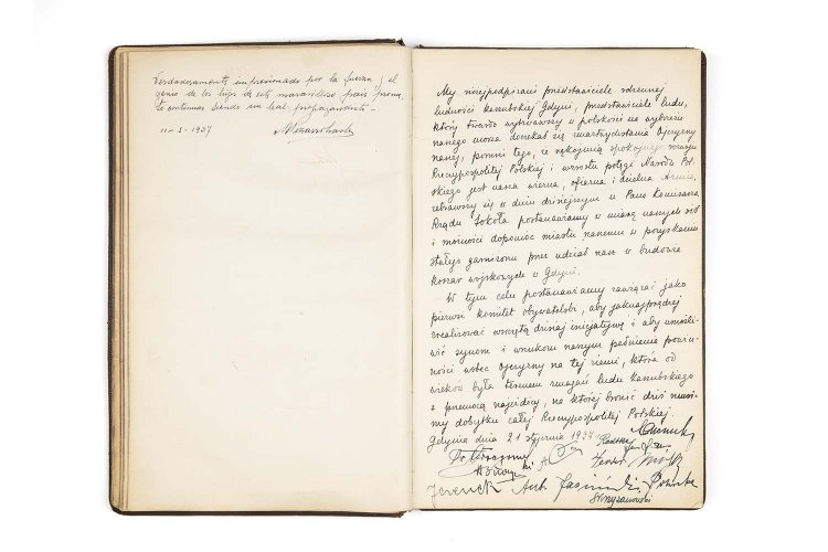 Muzeum od kuchni  –  oprowadzanie po magazynie dokumentów Działu Historycznego