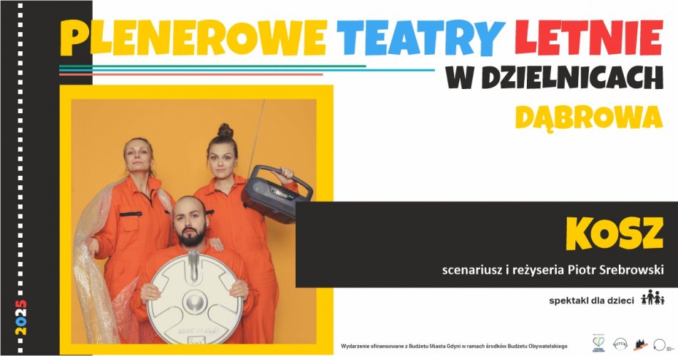 Zdjecie ze spektaklu „Kosz”. Troje aktorów w pomarańczowych kombinezonach trzymają śmieci.