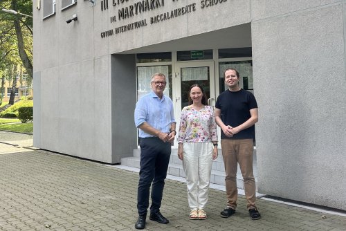 Dr Jakub Pachocki z żoną z wizytą w gdyńskiej Trójce. Na zdj. razem z Wiesławem Kosakowskim, dyrektorem szkoły (mat. prasowe III LO)
