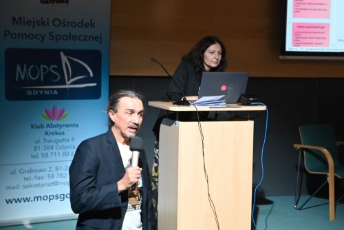 Aleksandra Rusak, kierownik Zespołu Profilaktyki i Rozwiązywania Problemów Alkoholowych MOPS i Piotr Harhaj, dyrektor gdyńskiego Centrum Samopomocy (fot. MOPS w Gdyni)