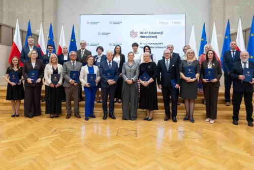 Anna Rzepa (za ministrą Barbarą Nowacką) podczas uroczytości w Kancelarii Premiera (fot. archiwum III LO)