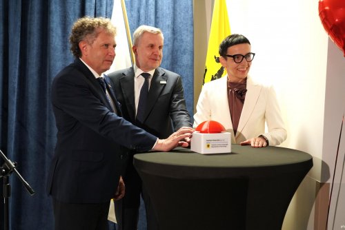 Symboliczne otwarcie oddziału. Na zdjęciu Jacek Karnowski, wiceminister Funduszy i Polityki Regionalnej, Dariusz Nałęcz, prezes zarządu spółki Szpitale Pomorskie i dr Elżbieta Dułak, ordynator Oddziału Kardiologicznego i Chorób Wewnętrznych