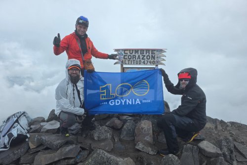 Przemysław Lebiedziński (z lewej) prezentujący flagę Gdyni na szczycie Cumbre Volcán Corazón. Na zdjęciu zdjęciu z Mikołajem Kubiaczykiem i Arkadiuszem Bochniakiem (fot. materiały Przemysława Lebiedzińskiego)