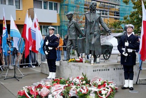 Pomnik znajdujący się u zbiegu ulic Starowiejskiej i Dworcowej pokazuje dramat Gdynian w ludzkim wymiarze (fot. Magdalena Czernek)