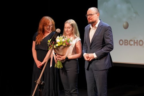 Od lewej: dyrektor Biblioteki Gdynia Natalia Gromow i dyrektor zarządzający ds. kultury i aktywności mieszkańców Mariusz Bzdęga w towarzystwie Karoliny Jaskierskiej, która otrzymała wyróżnienie specjalne (fot. Magda Śliżewska)