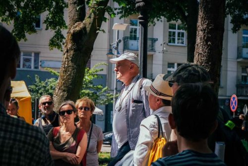 Jarosław Kaczmarczyk podczas jednego ze spacerów z cyklu „Wakacje z modernizmem” (fot. Aleksandra Czech)