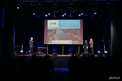 Tomasz Wawrzyński – dyrektor Centrum Infrastruktury w Zarządzie Morskiego Portu Gdynia, Mariusz Karbowski – pełnomocnik ds. współpracy europejskiej oraz Olga Szarmach – kierownik Działu Projektów Portu Gdynia podczas prezentacji zakończonych w porcie inwestycji (fot. Magdalena Czernek)
