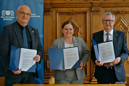 Od lewej: prof. Dariusz Mikielewicz – prorektor ds. nauki Politechniki Gdańskiej, prezydent Gdyni Aleksandra Kosiorek i prof. Jakub Szczepański – dziekan Wydziału Architektury Politechniki Gdańskiej po podpisaniu listu intencyjnego dotyczącego współpracy pomiędzy Gdynią a Politechniką Gdańską (fot. Magdalena Czernek)