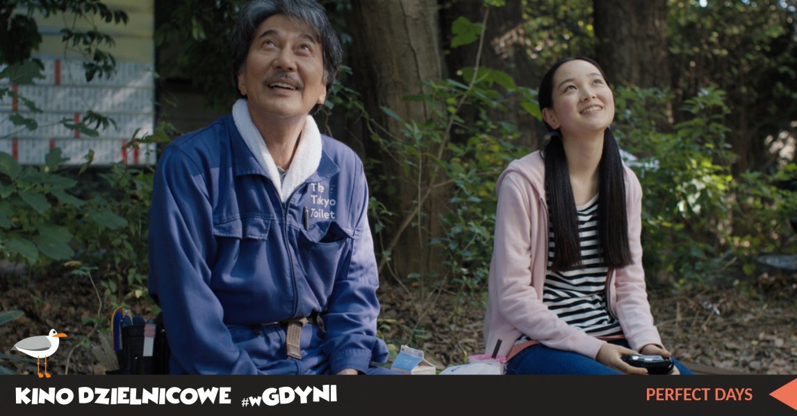 Kadr z filmu „Perfect days”. Mężczyzna i dziewczynka siedza na ławce w parku w Tokio.