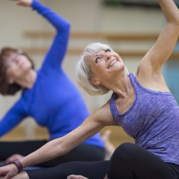 Seniorka w stroju sportowym, podczas ćwiczeń.