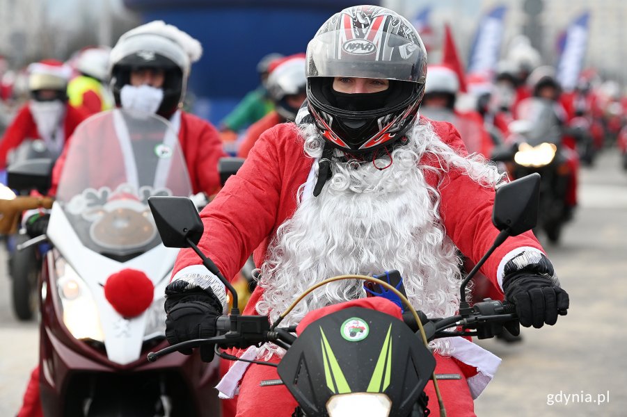 Motocyklista w stroju Świętego Mikołaja