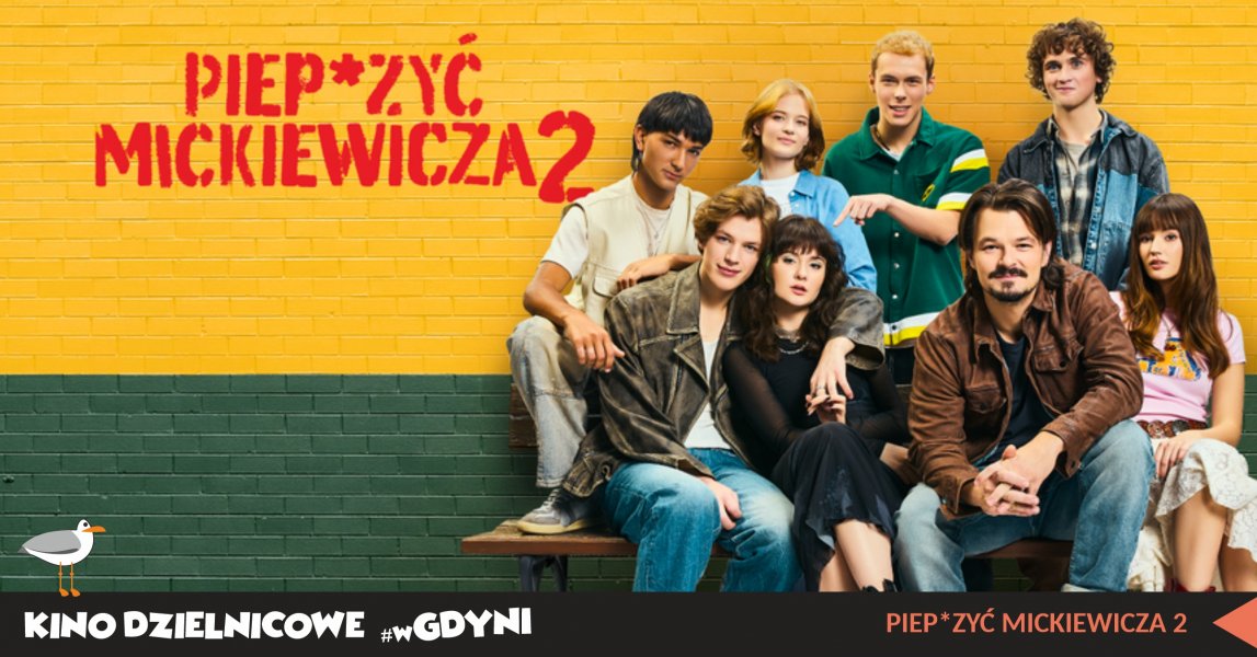 Plakat filmu „Piep*zyć Mickiewicza 2”. Młodziez wraz z nauczucielem siedzą na tle żółto-zielonej ściany.