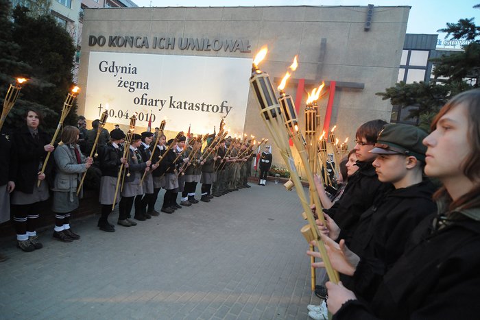 Na zdjęciu z 18 kwietnia 2010 roku Apel Poległych przed kościołem NMP / fot. Andrzej Gojke