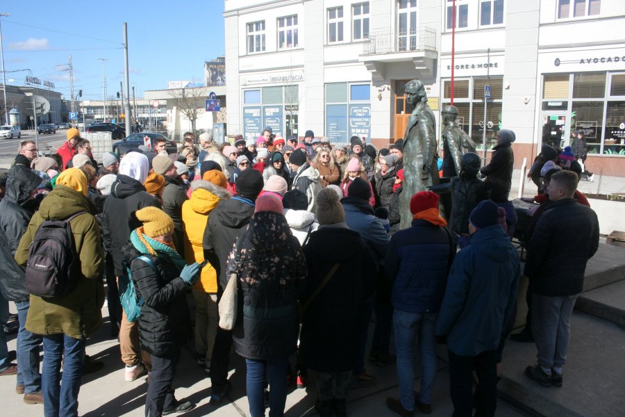 prowadzący Krystian Mielczarski oraz uczestnicy spaceru// fot. Jędrzej Szerle