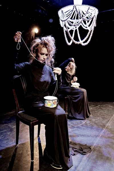 ONA. Rekonstrukcja (materiały promocyjne Teatru Gdynia Główna)