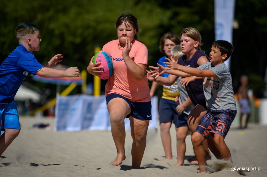 Dzieci podczas gry w rugby na plaży