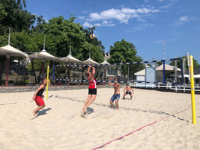 Mężczyźni podczas gry w siatkówkę na plaży