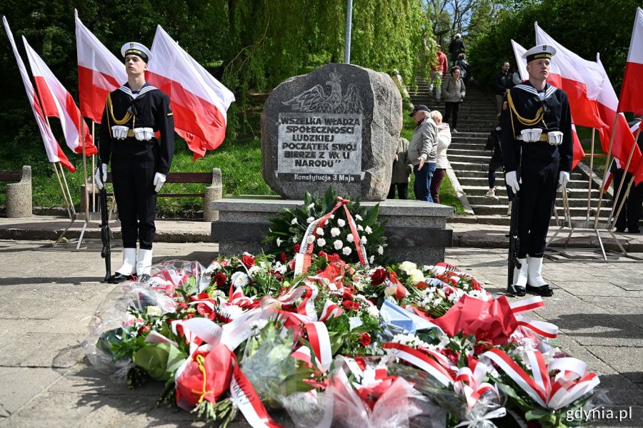 Posterunek honorowy przy pomniku Konstytucji 3 Maja z okazji obchodów Święta Narodowego Trzeciego Maja (fot. Michał Puszczewicz)
