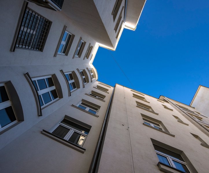 Zapraszamy na kolejne wydarzenie Gdyńskiego Szlaku Modernizmu w cyklu Architektura Dzielnic Gdyni - Archi Spacer pt. “Meandry Modernizmu – architektura dzielnicy przyportowej”. (fot. Mariusz Zarzycki/Foto-Spacer 2022)