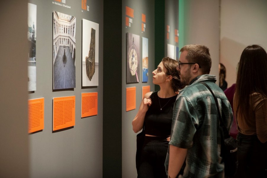 Goście podczas oglądania wystawy w muzeum