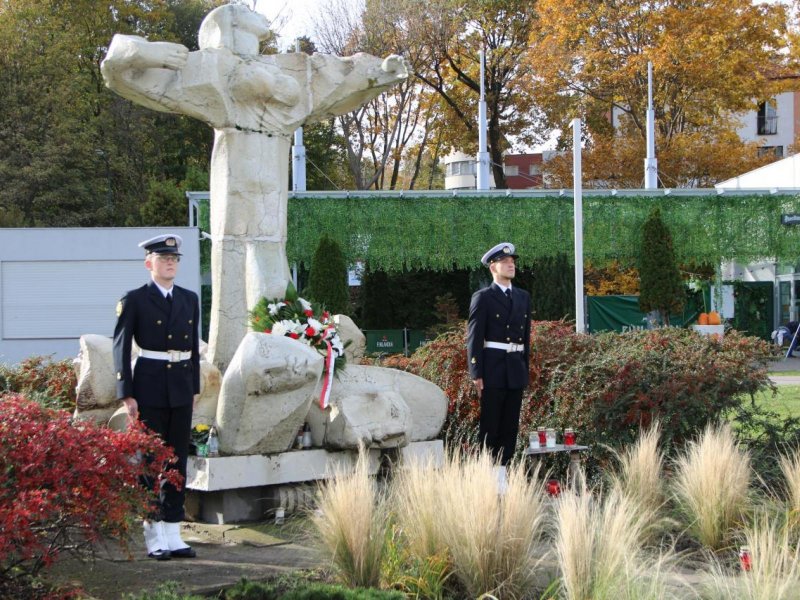 Uniwersytet Morski w Gdyni oddaje hołd pod pomnikiem „Tym, co odeszli na wieczną wachtę