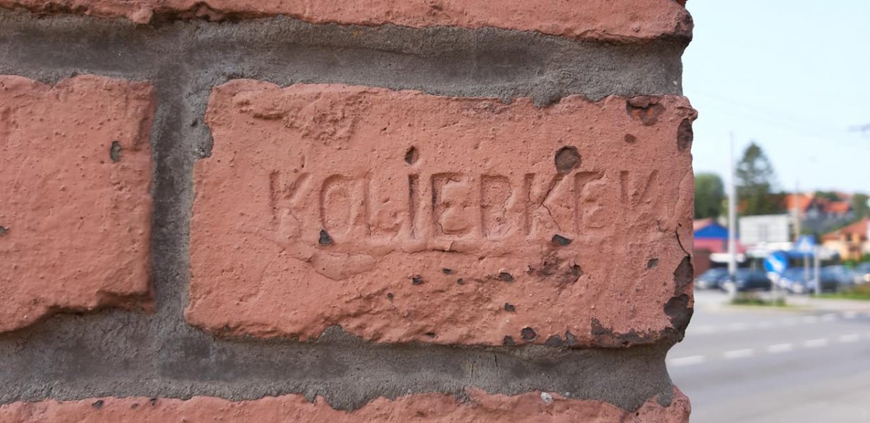 Odkryj Karwiny z przewodnikiem, fragment muru fot. Michał Miegoń