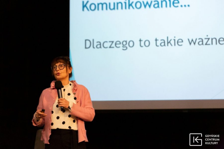Kobieta przemawiająca podczas wykładu.