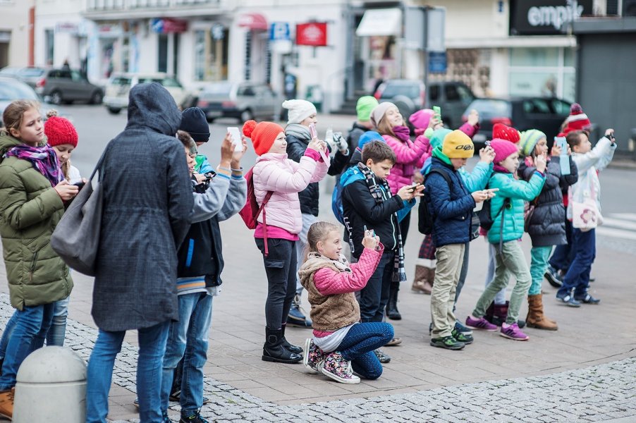 Grupa dzieci podczas spaceru po mieście