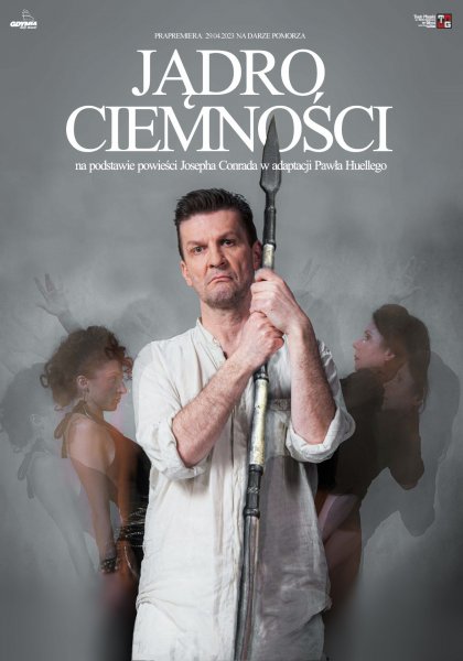 Plakat promujący spektakl Jądro Ciemności, aktor w białym stroju trzyma włócznie. W tle - tańczące kobiety.