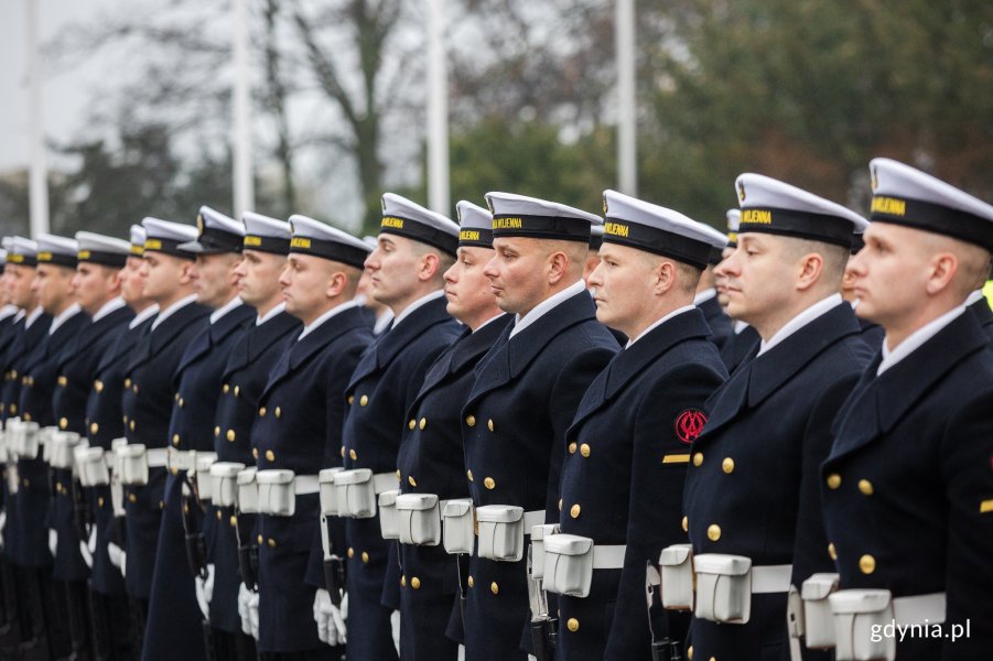 Defilada Kompanii i Orkiestry Reprezentacyjnej Marynarki Wojennej zakończyła uroczystości 106. rocznicy utworzenia Marynarki Wojennej (fot. Karol Stańczak)