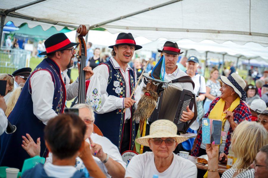 Muzycy regionalni podczas Światowego Zjazdu Kaszubów w Szemudzie (fot. Kamil Złoch)
