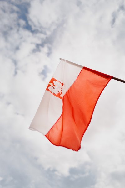 Polska flaga na tle nieba