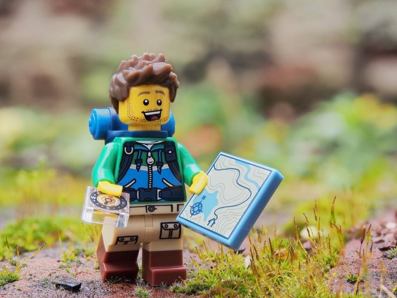 Opowiadanie z wykorzystaniem klocków LEGO - zdjęcie ludzika reklamujące wydarzenie // mat. Biblioteka Gdynia