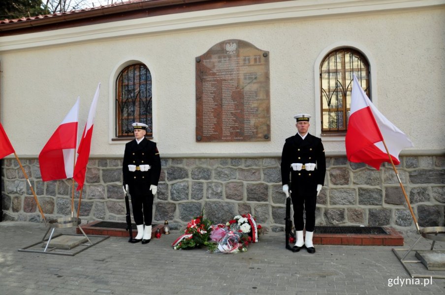 Posterunek honorowy przy tablicy upamiętniającej ofiary katastrofy smoleńskiej. Zdjęcie archiwalne // fot. Paweł Kukla