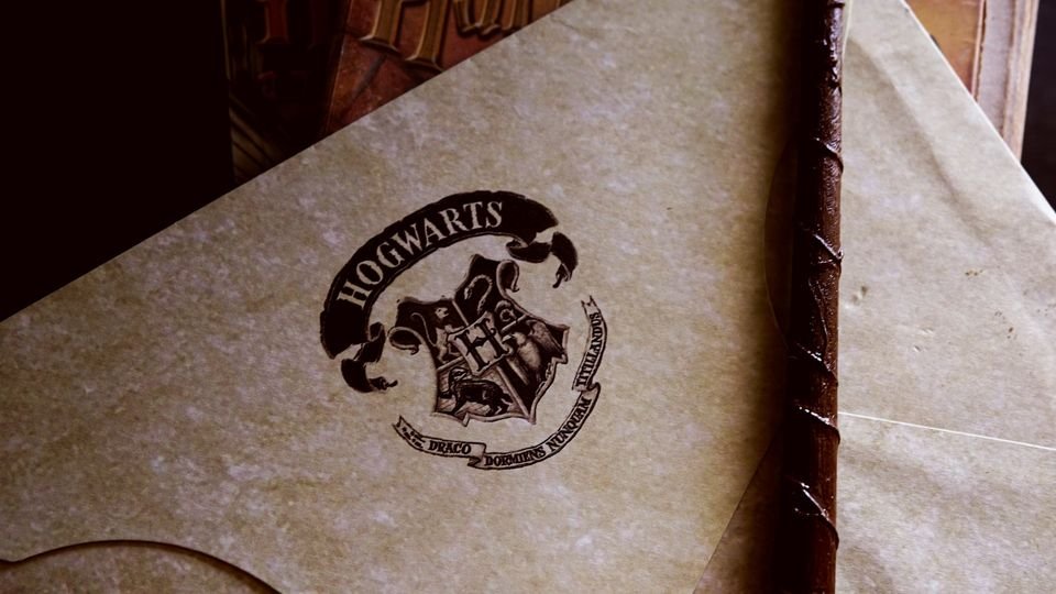 Insygnia szkoły Hogwart z książki Harry Potter, odbite tuszem na papierze listowym