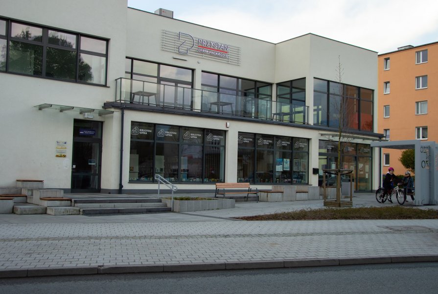 Budynek oraz plac przed biblioteką Chylonia przy ulicy Opata Hackiego 33 w Gdyni.
