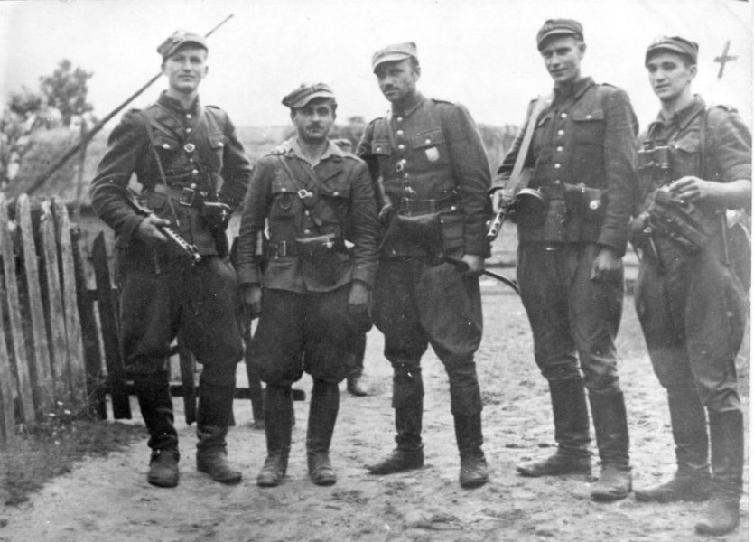 Żołnierze V Wileńskiej Brygady Armii Krajowej. Od lewej: ppor. Henryk Wieliczko „Lufa”, por. Marian Pluciński „Mścisław”, mjr Zygmunt Szendzielarz „Łupaszka”, NN, por. Zdzisław Badocha „Żelazny”. Fot. Domena publiczna