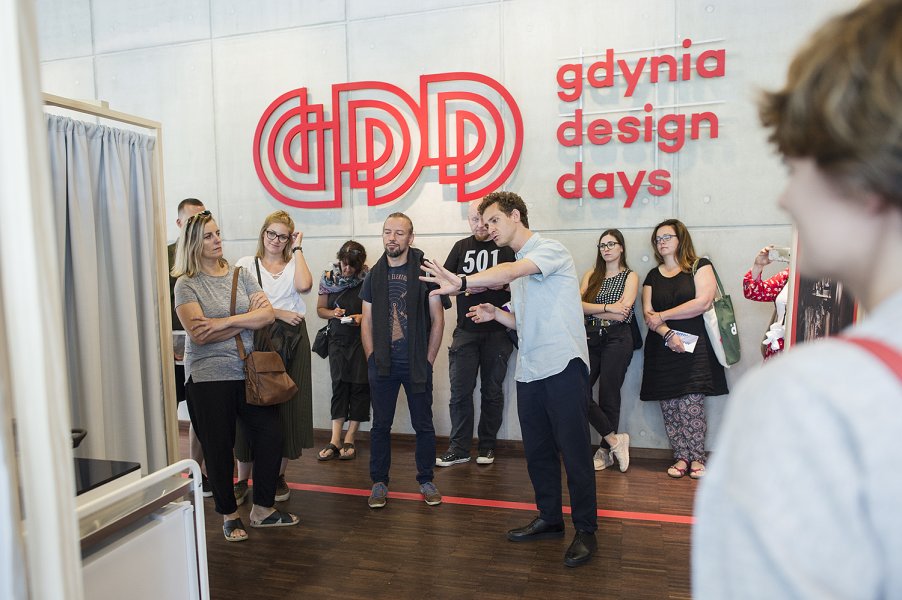  Gdynia Design Days odbędzie się między 6 a 14 lipca. Na zdjęciu oprowadzanie kuratorskie podczas tegorocznej edycji, fot. materiały prasowe