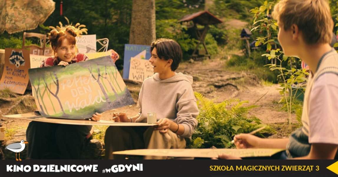 Kadr z filmu „Szkoła Magicznych Zwierząt 3”. Trzej chłopcy malują w plenerze.