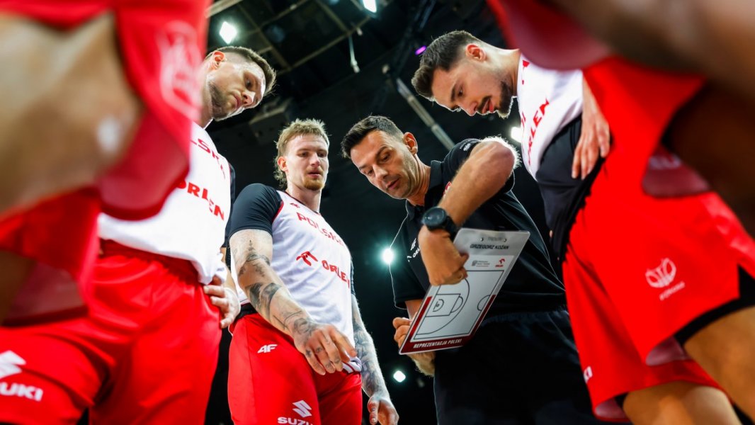 Reprezentacja Polski w koszykówce z trenerem (fot. Wojciech Figurski)