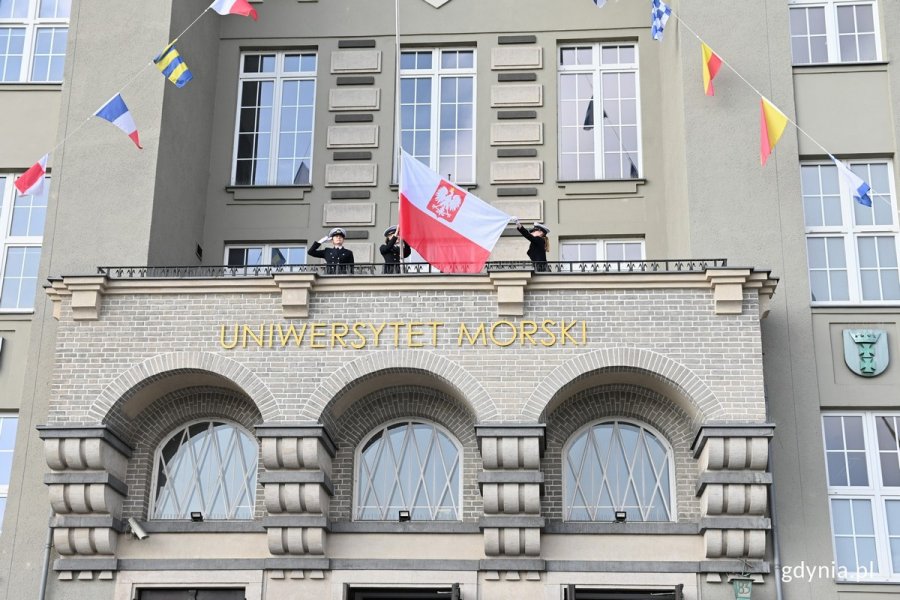 Jednym z elementów uroczystości jest podniesienie bandery na budynku Uniwersytetu Morskiego (fot. Magdalena Czernek)