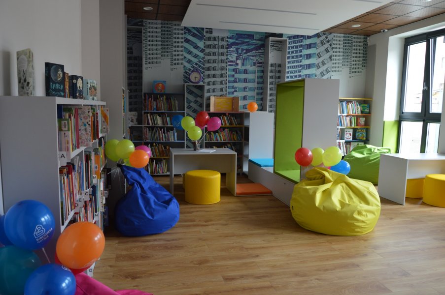 Półki i zabawki stojące w bibliotece.