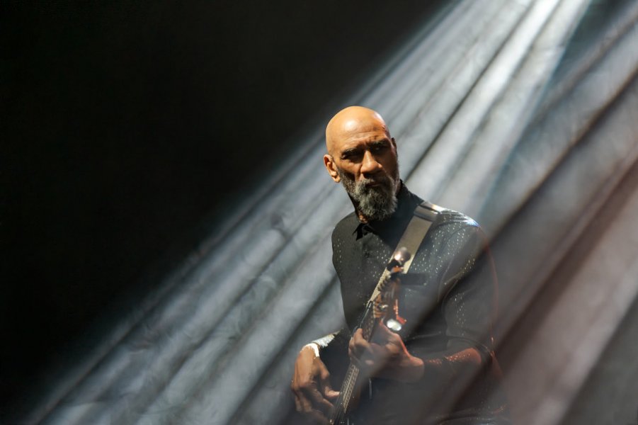 Mężczyzna grający na gitarze