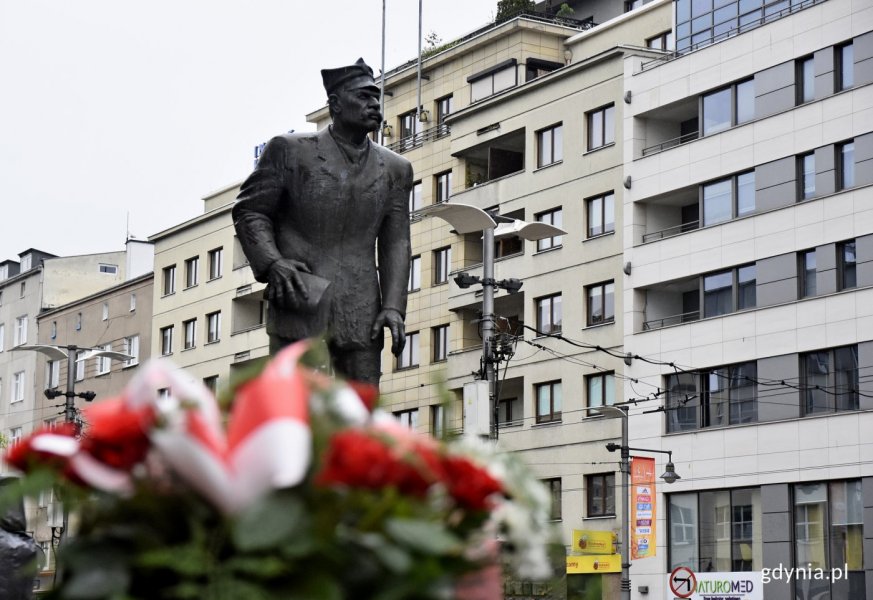 Pomnik Antoniego Abrahama na placu Kaszubskim w Gdyni // fot. Kamil Złoch