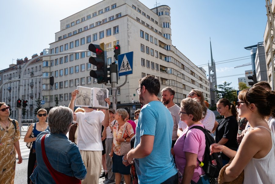 „Wakacje z modernizmem”. Cykl spacerów letnich Gdyńskiego Szlaku Modernizmu (fot. Tomek Lelito oraz Małgorzata Szura-Piwnik)