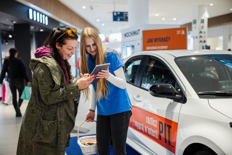 W Centrum Riviera mamy okazję zobaczyć jeden z dwóch samochodów, które znajdują się w puli nagród (fot. Karol Stańczak)